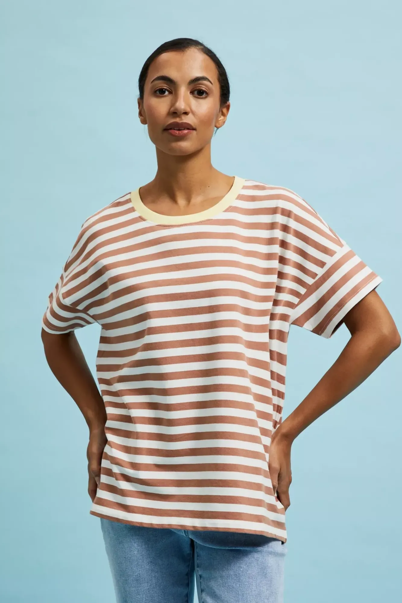 Bluzy Wiosenne|Bluzy Damskie Krótkie>Moodo Bluza w paski brązowa
