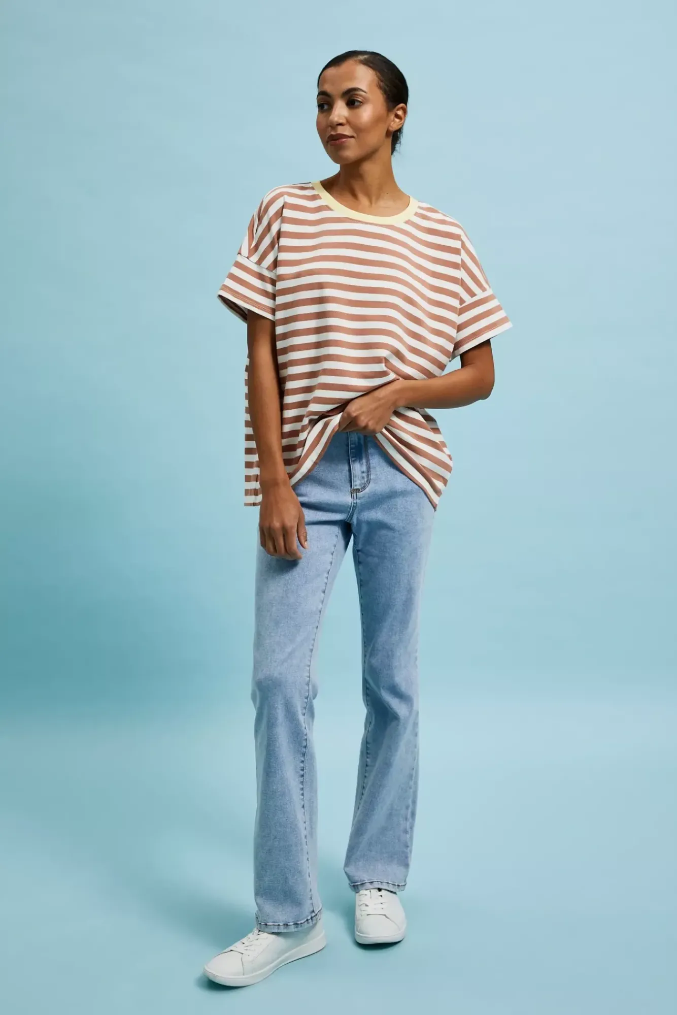 Bluzy Wiosenne|Bluzy Damskie Krótkie>Moodo Bluza w paski brązowa
