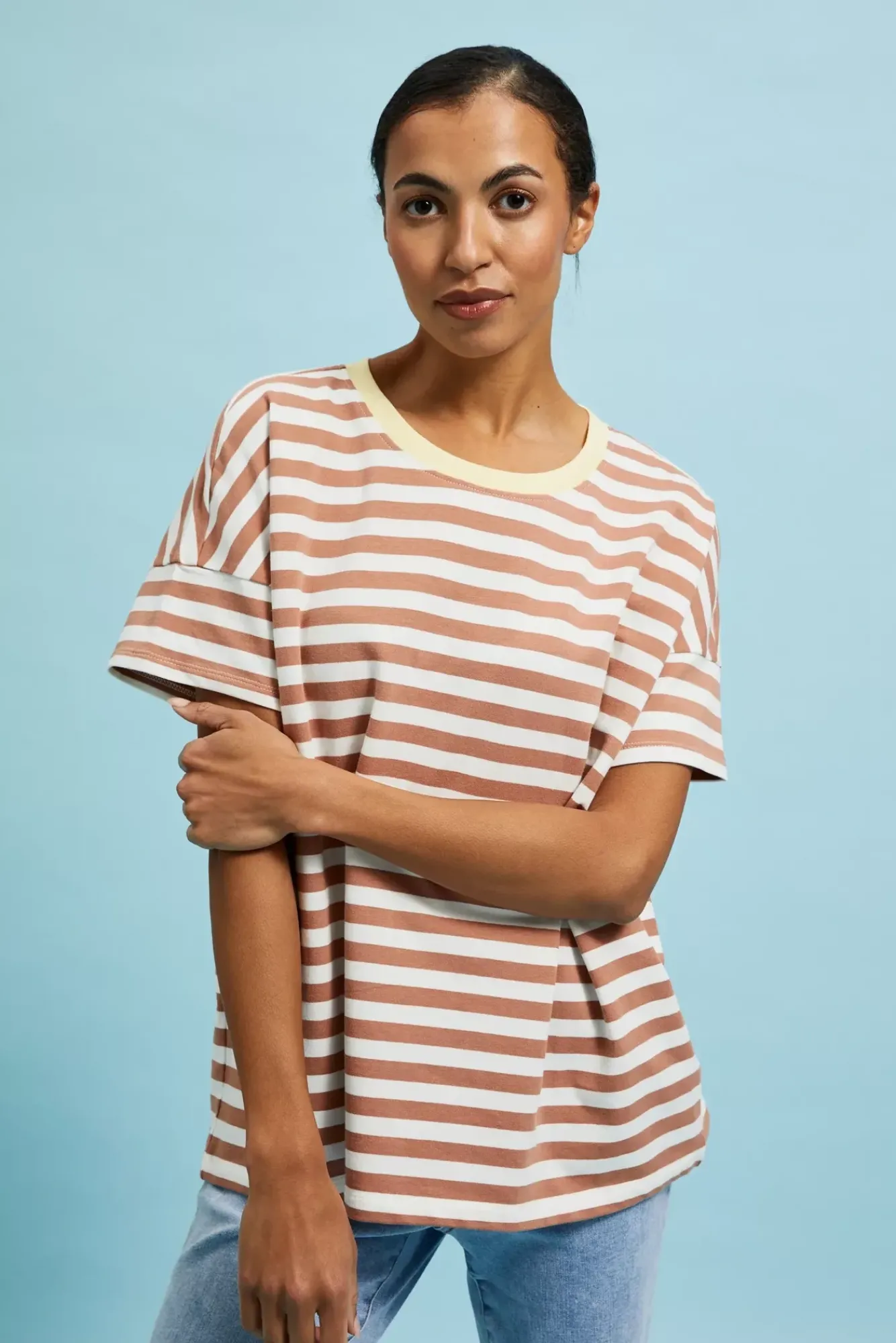 Bluzy Wiosenne|Bluzy Damskie Krótkie>Moodo Bluza w paski brązowa