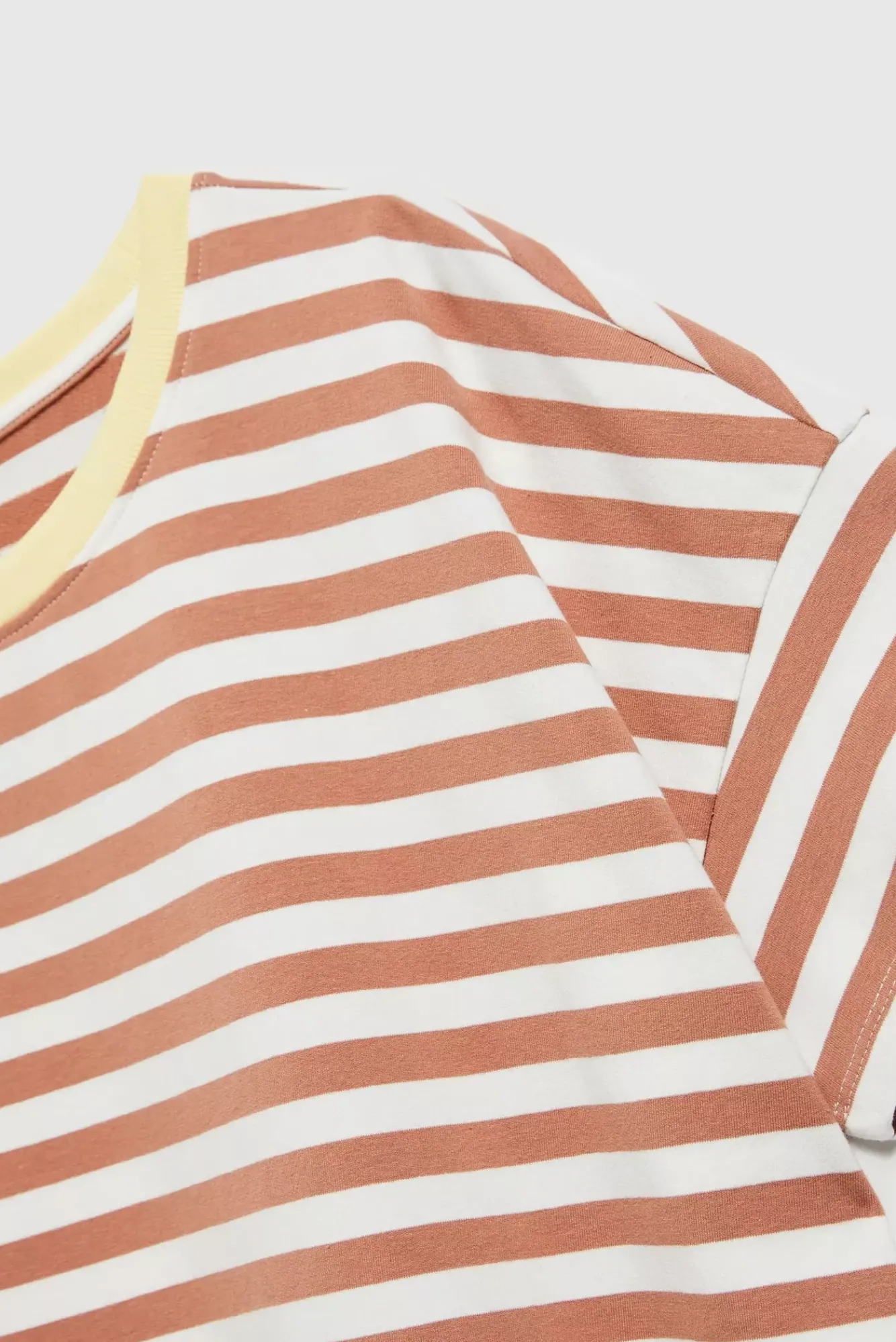 Bluzy Wiosenne|Bluzy Damskie Krótkie>Moodo Bluza w paski brązowa