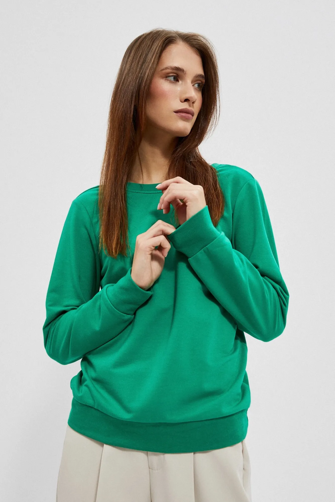 Bluzy Wiosenne|Bluzy Damskie Krótkie>Moodo Bluza z dekoltem na plecach zielona