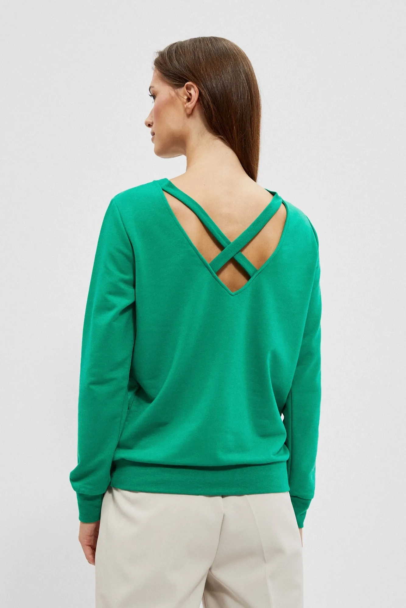 Bluzy Wiosenne|Bluzy Damskie Krótkie>Moodo Bluza z dekoltem na plecach zielona
