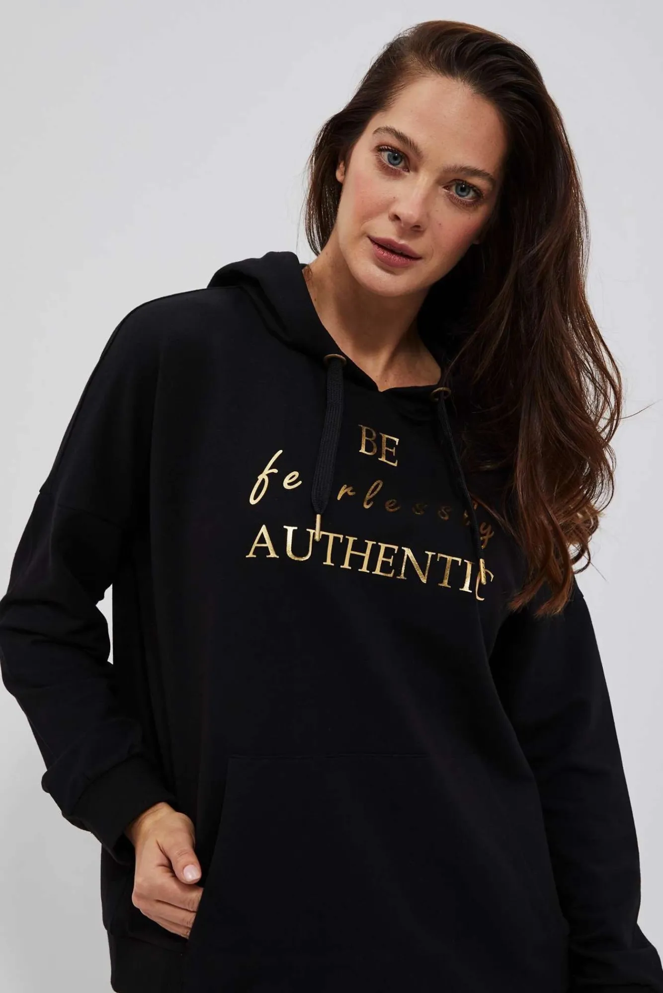 Bluzy Damskie Czarne|Bluzy Wiosenne>Moodo Bluza z kapturem i ozdobnym napisem czarna