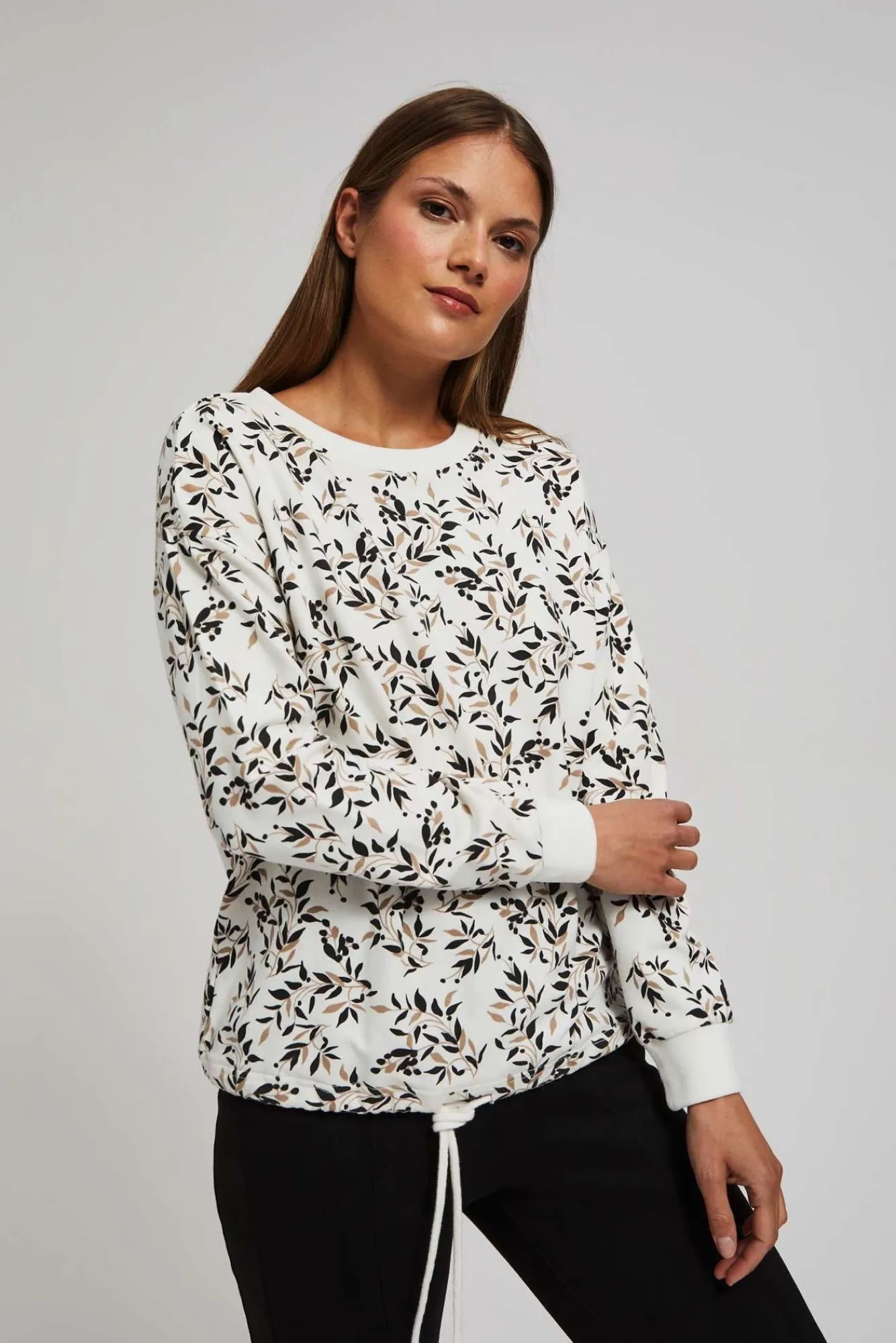 Bluzy Damskie Białe|Bluzy Zimowe>Moodo Bluza z wiązaniem w pasie i nadrukiem
