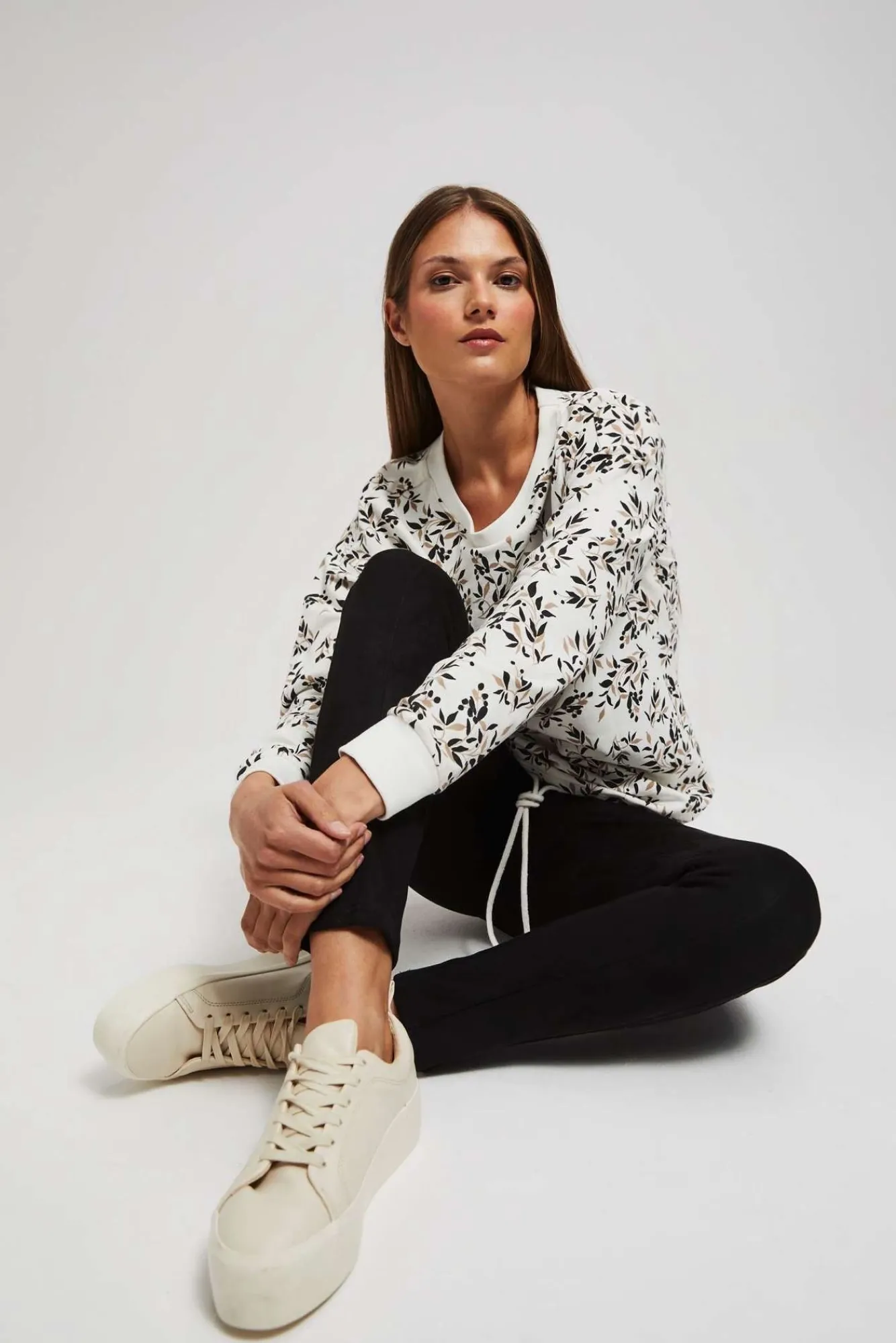 Bluzy Damskie Białe|Bluzy Zimowe>Moodo Bluza z wiązaniem w pasie i nadrukiem